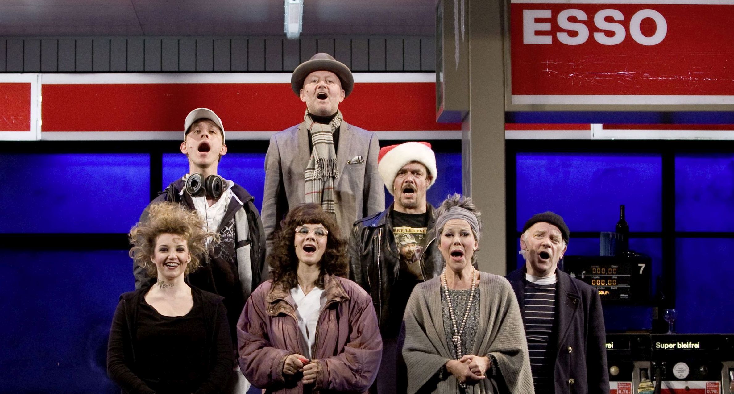 Nacht Tankstelle Ensemble © Oliver Fantitsch