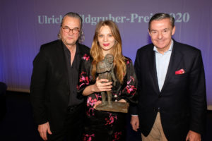 Neujahrsempfang 2020 - Foerderkreis des St. Pauli Theaters e.V. und die Verleihung des Ulrich-Wildgruber-Preises 2020 an die Schauspielerin Lilith Stangenberg Ulrich Waller (Intentant St. Pauli Theater), Lilith Stangenberg (Ulrich-Wildgruber-Preistraegerin 2020) und Michael Behrendt (Hapag-Lloyd Stiftung) Foto: Jürgen Joost - Abdruck honoroarfrei