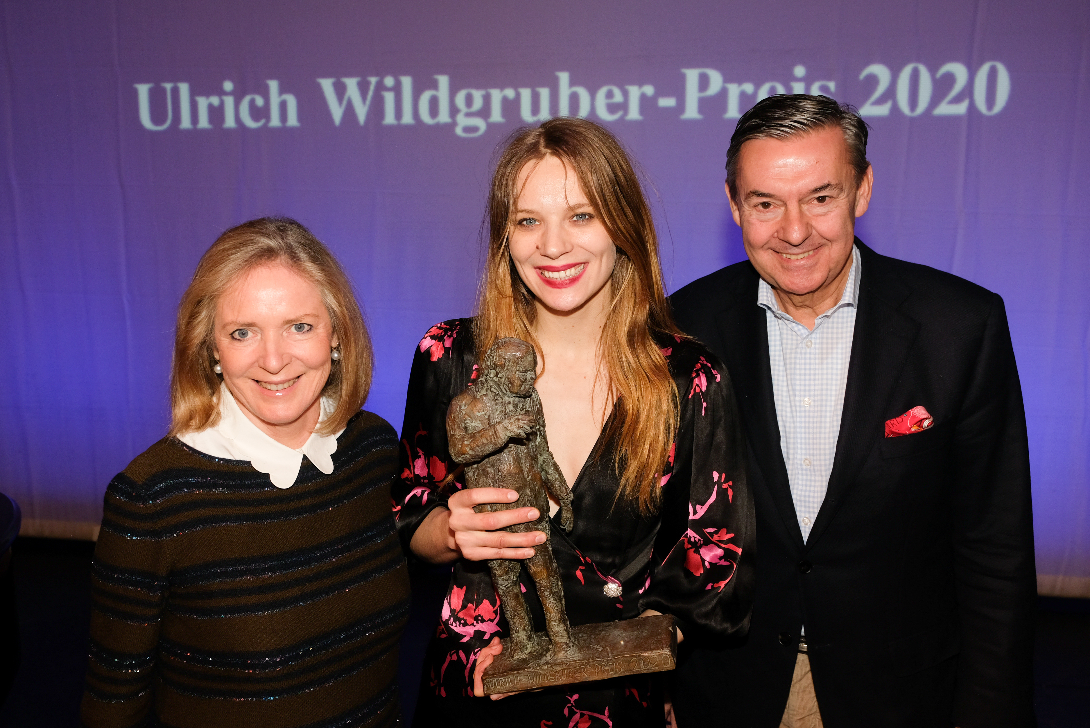 Verleihung Ulrich-Wildgruber-Preis 2020 - Cornelia Behrendt und Michael Behrendt (Hapag-Lloyd Stiftung) mit der Preisträgerin Lilith Stangenberg
