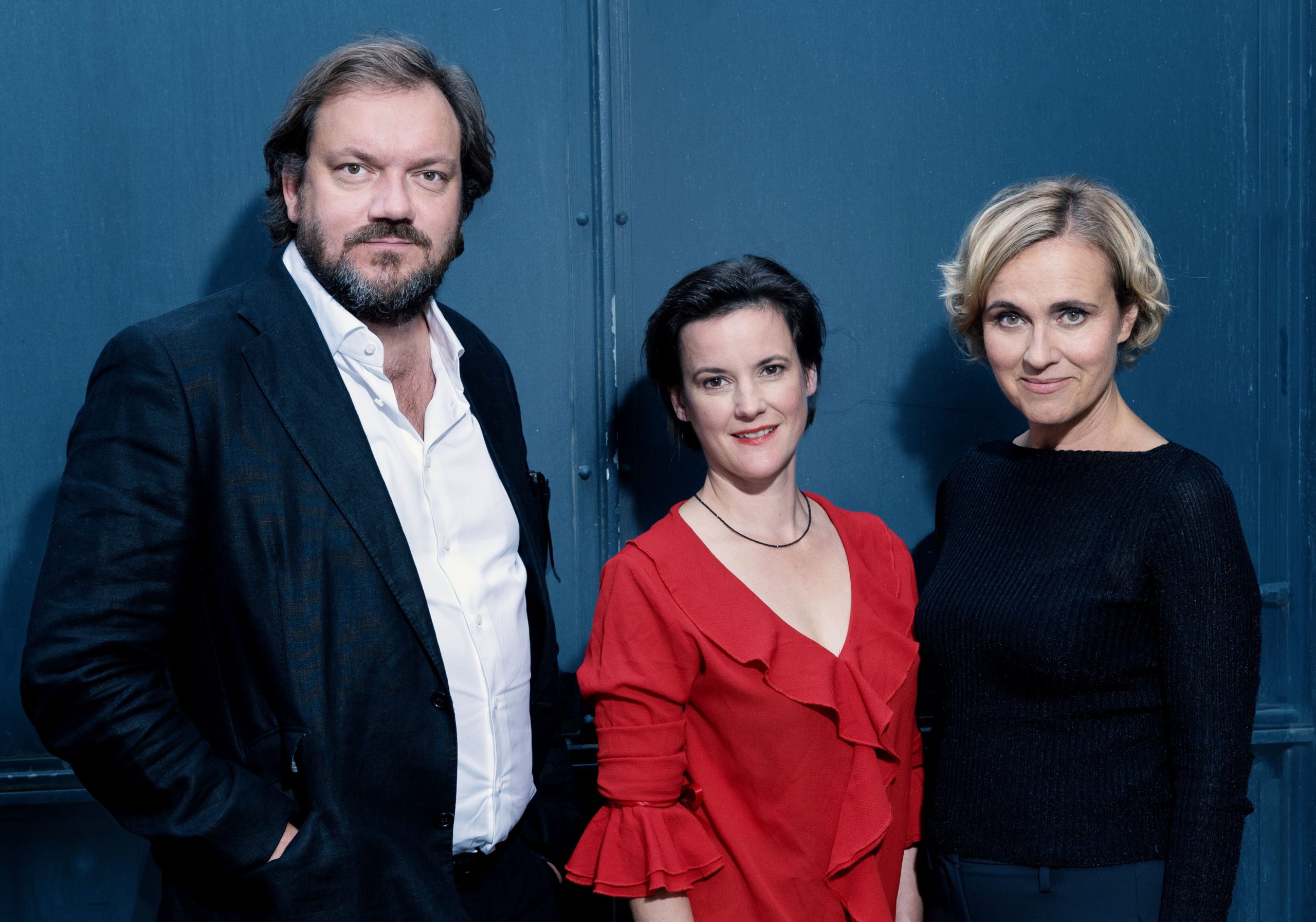 Jahrestage v.l.n.r.: Charly Hübner, Ninon Gloger, Caren Miosga Foto: Kerstin Schomburg