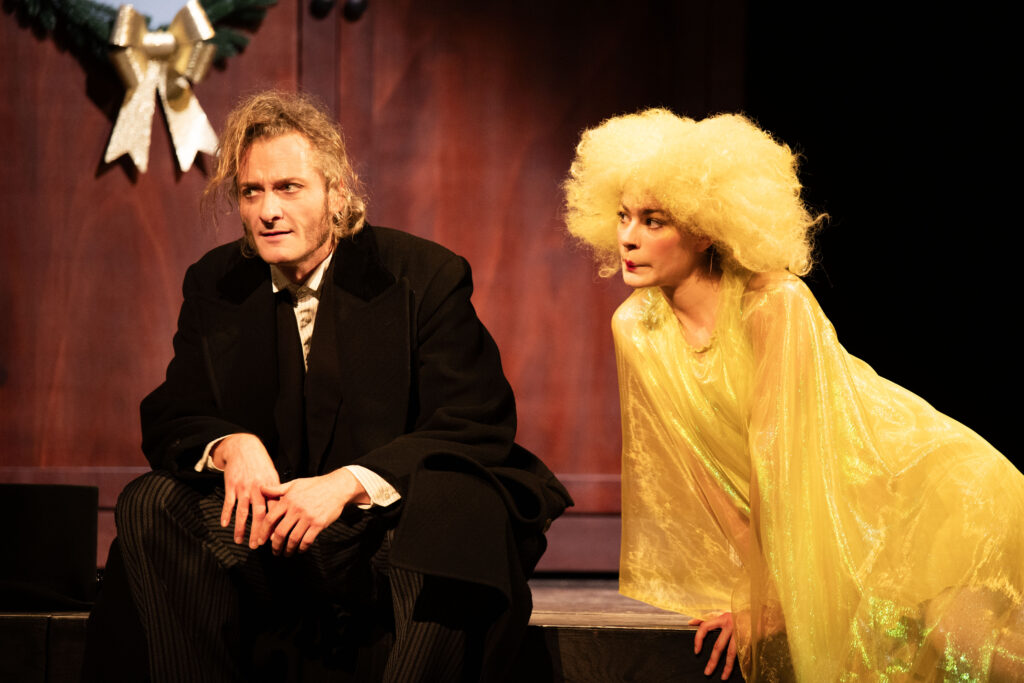 Eine Weihnachtsgeschichte nach Charles Dickens - v.l.n.r.: Peter Neutzling, Ilka Mahrholz - Foto: Kerstin Schomburg Foto: Kerstin Schomburg