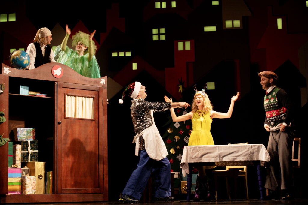 Eine Weihnachtsgeschichte nach Charles Dickens - v.l.n.r.: Peter Neutzling, Julika Frieß, Nabil Pöhls, Ilka Mahrholz, Benjamin Leibbrand - Foto: Kerstin Schomburg