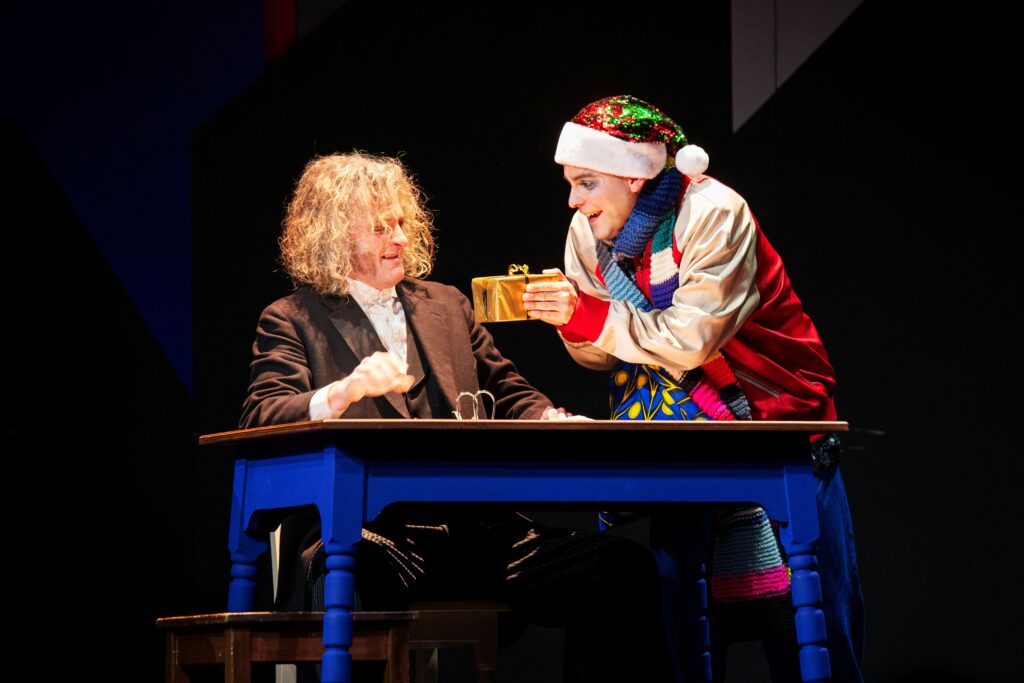 Eine Weihnachtsgeschichte nach Charles Dickens - v.l.n.r.: Peter Neutzling, Nabil Pöhls - Foto: Kerstin Schomburg