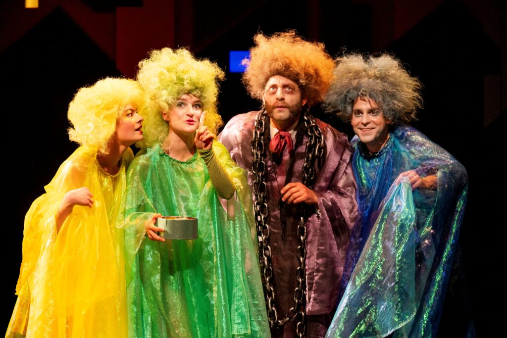 Eine Weihnachtsgeschichte nach Charles Dickens - v.l.n.r.: Ilka Mahrholz, Julika Frieß, Benjamin Leibbrand, Nabil Pöhls - Foto: Kerstin Schombur