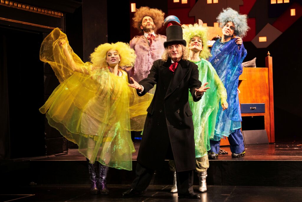 Eine Weihnachtsgeschichte nach Charles Dickens - v.l.n.r.: Ilka Mahrholz, Nabil Pöhls, Ilka Mahrholz,,Benjamin Leibbrand, Peter Neutzling, Julika Frieß - Foto: Kerstin Schomburg