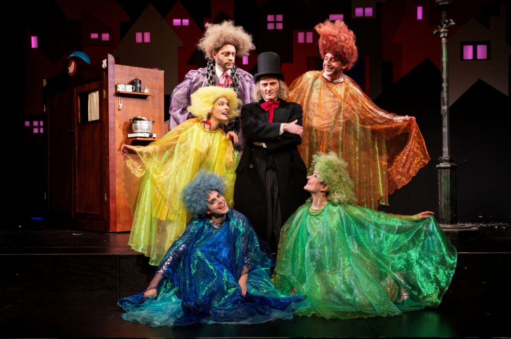 Eine Weihnachtsgeschichte nach Charles Dickens - Ensemble: v.l.n.r.: Nabil Pöhls, Ilka Mahrholz,, Benjamin Leibbrand, Peter Neutzling, Florian Miro, Julika Frieß - Foto: Kerstin Schomburg