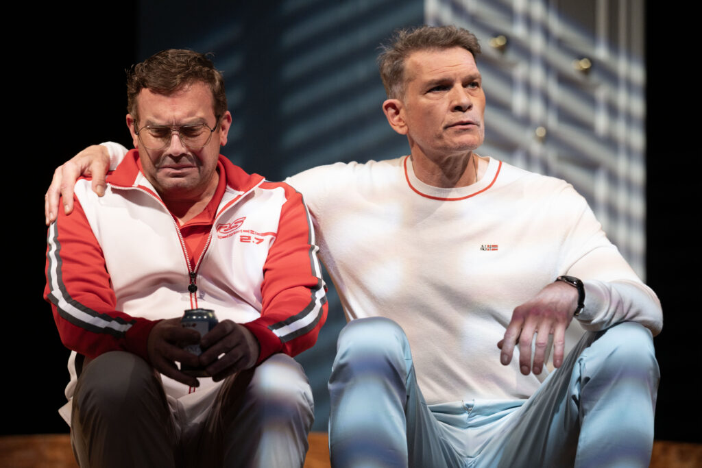 Geheimnisse von Sébastien Blanc - Mit: Sebastian Bezzel, Götz Otto - Foto: Kerstin Schomburg